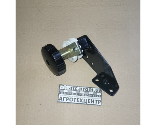 Управління шторкою радіатора в зборі (рукоятка+ролик+скоба) МТЗ  80-1310010